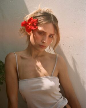 Paula Magalhães Instagram - Uma papoila e uma flor 🌺