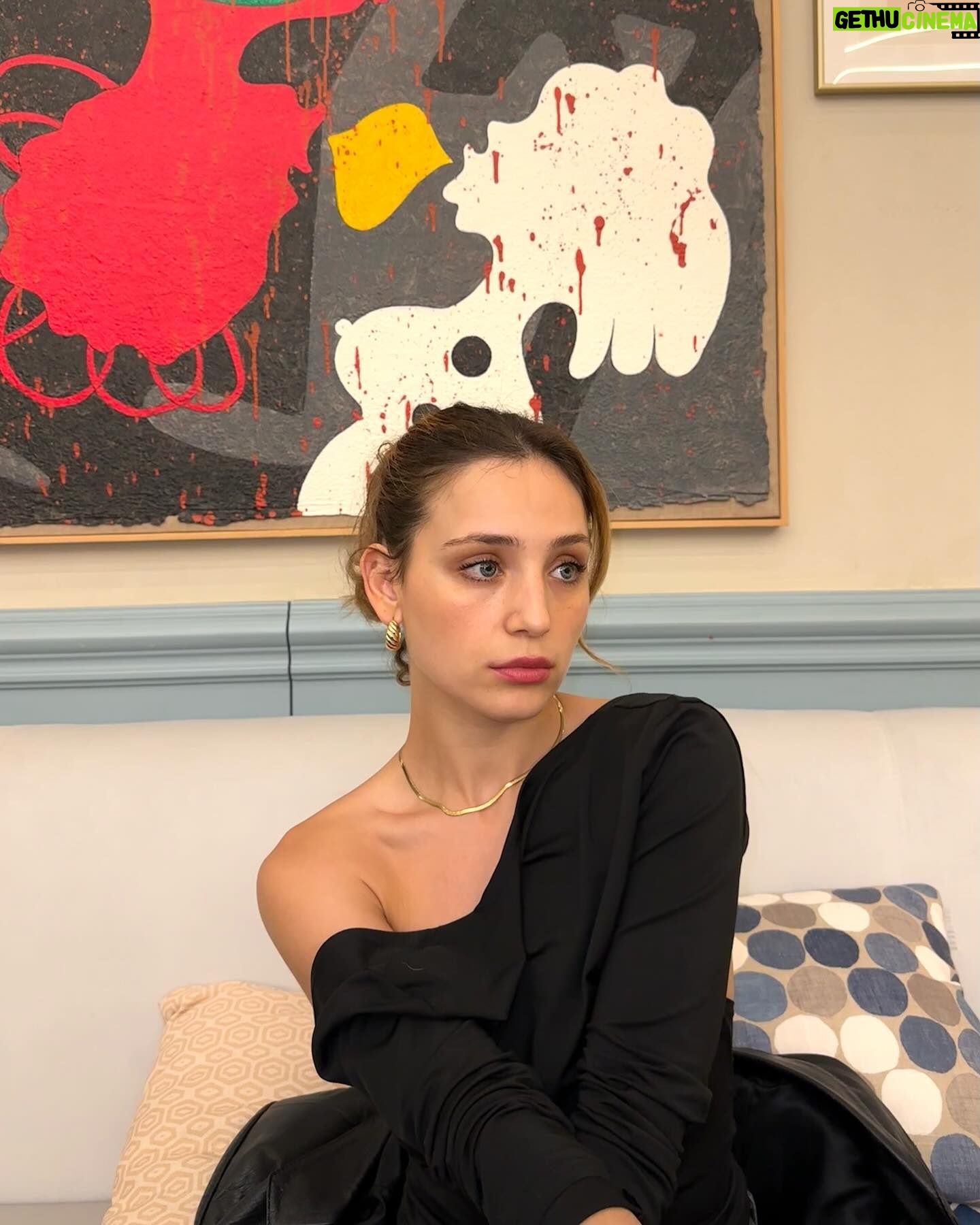 Paula Magalhães - 780 Likes - Fui a uma galeria e descobri que sou uma obra de arte 🫠🫠🫠