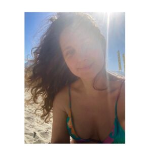 Paula Possani Instagram - Do story para o feed, a lembrança dessa prainha delícia onde eu queria estar! ☀️🌱❤️