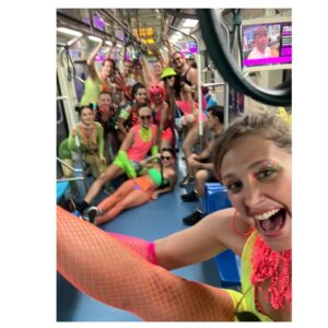 Paula Possani Instagram - Carnaval dia 02 
Suor neon com meu grupinho do amor! 
💖💫