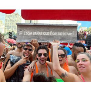 Paula Possani Instagram - Carnaval dia 02 
Suor neon com meu grupinho do amor! 
💖💫
