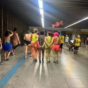 Paula Possani Instagram - Carnaval dia 02 
Suor neon com meu grupinho do amor! 
💖💫