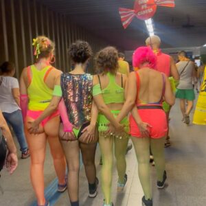 Paula Possani Instagram - Carnaval dia 02 
Suor neon com meu grupinho do amor! 
💖💫