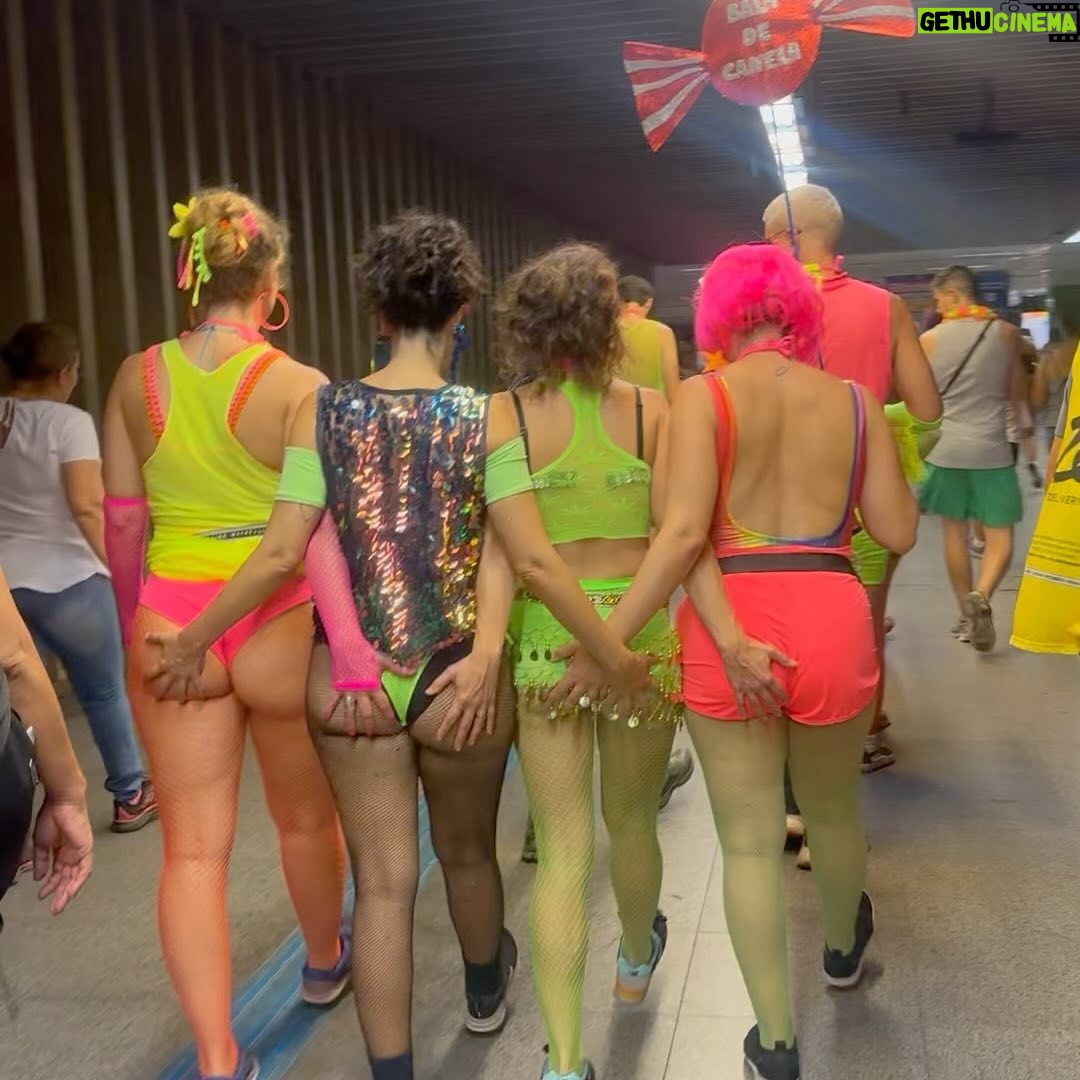 Paula Possani - 212 Likes - Carnaval dia 02
Suor neon com meu grupinho do amor!
💖💫