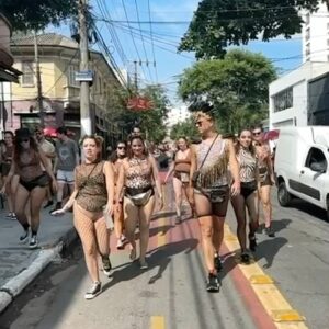 Paula Possani Instagram - Carnaval dia 01 e minha alcateia do amor! 🐯❤️
.
Alcateia: grupo de lobos ou manada de quaisquer outros animais ferozes.