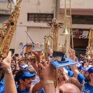 Paula Possani Instagram - Começou! 🎉
Domingo teve o pré carnaval da @charangadofranca 💙 Tava com saudades desse momento mágico de ver a rua tomada de gente colorida, brilhante e dançante! O riso de criança nas fotos dispensa explicações! Tocar juntos é uma baita onda! Bora que ainda tem muito mais! Lembrando que o respeito pelo bloco, pelas minas e por todas as pessoas q estiverem trabalhando ou se divertindo no rolê é o mais importante de tudo. Cuidado com o espaço público tbm. A rua é de todos e o carnaval um exercício de convivência e coletividade que exige educação e respeito. No mais é alegria a nossa maior subversão! 🎊
.
As fotos são da @tais_maria_couto e do @pedrosauloab 
(as da Tais tem assinatura na própria foto 😉)