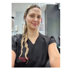 Paula Possani Instagram - Quem aí gosta de um Antes e Depois?
Vida de atriz é assim: vc tá lá de boa com seu cabelo naturalzão, aí chega uma nova personagem e plim! ✨ Transformação! 
Quem fez essa magia acontecer foi a talentosa @paulaclimaco !
#cinemanacional @tvzerocinema #amomeutrabalho