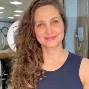 Paula Possani Instagram - Quem aí gosta de um Antes e Depois?
Vida de atriz é assim: vc tá lá de boa com seu cabelo naturalzão, aí chega uma nova personagem e plim! ✨ Transformação! 
Quem fez essa magia acontecer foi a talentosa @paulaclimaco !
#cinemanacional @tvzerocinema #amomeutrabalho