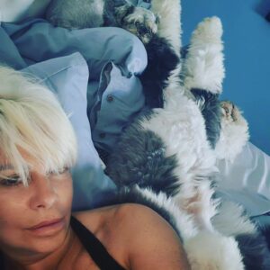 Paula Volpe Instagram - Amanecer así con mis amores perrunos #love #dogs #animales #perrosfelices