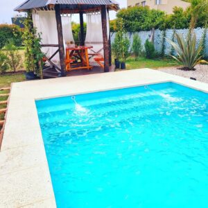 Paula Volpe Instagram - Disfrutando mi casita decorada por mi #logros #home #decojardin #sol #casasmodernas #piscina #pilar