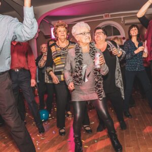 Paulette Gagnon Instagram - 🎊 Je n’ai pas de mots pour décrire l’émotion que j’ai vécue lors de mon party @pepitosangria pour souligner mes 81 ans. Merci à @marielynejoncas et l’équipe de @lasemainedes4julie pour l’organisation! Merci à mes ami(e)s de s’être déplacé(e)s! Je suis sur un nuage!
📸 @sachabourque
#4Julie