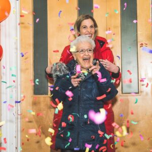 Paulette Gagnon Instagram - 🎊 Je n’ai pas de mots pour décrire l’émotion que j’ai vécue lors de mon party @pepitosangria pour souligner mes 81 ans. Merci à @marielynejoncas et l’équipe de @lasemainedes4julie pour l’organisation! Merci à mes ami(e)s de s’être déplacé(e)s! Je suis sur un nuage!
📸 @sachabourque
#4Julie