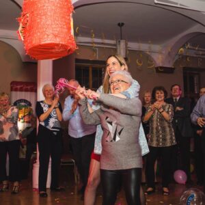 Paulette Gagnon Instagram - 🎊 Je n’ai pas de mots pour décrire l’émotion que j’ai vécue lors de mon party @pepitosangria pour souligner mes 81 ans. Merci à @marielynejoncas et l’équipe de @lasemainedes4julie pour l’organisation! Merci à mes ami(e)s de s’être déplacé(e)s! Je suis sur un nuage!
📸 @sachabourque
#4Julie
