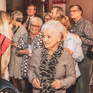 Paulette Gagnon Instagram - 🎊 Je n’ai pas de mots pour décrire l’émotion que j’ai vécue lors de mon party @pepitosangria pour souligner mes 81 ans. Merci à @marielynejoncas et l’équipe de @lasemainedes4julie pour l’organisation! Merci à mes ami(e)s de s’être déplacé(e)s! Je suis sur un nuage!
📸 @sachabourque
#4Julie