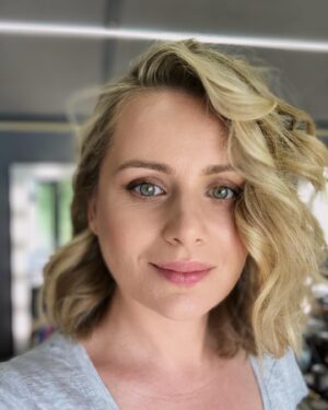 Paulina Chruściel Instagram - „ Nie zajmuj się problemami, wznieś się ponad nie. Koncentrowanie się na problemie oznacza utrzymywanie go przy życiu, a tobie uniemożliwia posuwanie się do przodu. Negatywne myśli nie powinny być analizowane rozbierane na czynniki pierwsze studiowane. kiedy poświęcasz im uwagę, zaczynają się mnożyć. Przestań zatruwać sobie życie dawnym przyzwyczajeniem do żywienia żalu i nie wybaczania zadanych ci ran.  Wyrzuć do kosza to co pozostało z przeszłości zachowaj jedynie dobre wspomnienia. Życie zaczyna się od nowa każdego dnia.
 jesteś osobą która żyje dzisiaj. Przestań myśleć że ktoś kim byłaś wczoraj, jest tym kim musisz być dziś. Każdy ma w sobie nieograniczony potencjał dokonania zmiany i może go wykorzystać. Czerpanie z tego potencjału utrudnia nam nasze psychiczne przywiązanie do przeszłości.Energia, którą mamy chwili obecnej jest jedyną energią, której potrzebujemy.Walcz z trudnymi sytuacjami zaczynając od tego, co Najłatwiejsze. Im bardziej koncentrujesz się na tym czego sobie nie życzysz tym większe nadajesz temu znaczenie. Zamiast myśleć o problemie zapomnij o nim. Wystarczy fakt, że znasz naturę I pytanie, jakie należy postawić. Pozwól pytaniu odpocząć ustać się jak zmąconej wodzie. W twojej podświadomości dokona się coś niezwykłego. Kiedy uparcie koncentrujesz się na problemie lub na rzeczach które cię złoszczą zapominasz o wszystkich cudach życia. Widzisz jedynie braki niesprawiedliwość przyczyny swoich nieszczęść frustracji lub smutku. Ale trudne chwile życia są okazją by zyskać dystans i na nowo wszystko przemyśleć. Powinnaś wtedy zadać sobie pytanie co ma dla mnie największe znaczenie? Co jest nie moje. Wiemy, że istnieje siła z której możemy korzystać w każdej chwili życia, ale powinniśmy poprosić umysł by nas podłączył do tego źródła prądu. Im większą zyskujemy świadomość, tym bardziej jesteśmy zdolni walczyć z naszymi problemami jeżeli zatrzymujemy się zbyt długo nad przeszkodami i trudnościami Wypływa to na naszą Podświadomość. Zatrzaśnie nam ona drzwi do szczęścia. Wszystko co się zdarza, jest po to by nas czegoś nauczyć. Dominique Loreau „Sztuka prostoty” 🪷
