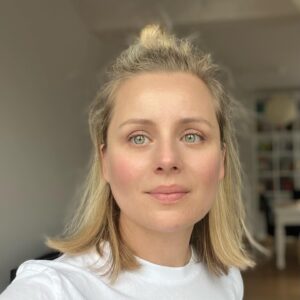 Paulina Chruściel Instagram - Wokół wiosna, w domu ospa😵‍💫Gdyby nie medycyna naturalna , którą od kilku lat konsekwentnie łączę z medycyną konwencjonalną  byłoby znacznie gorzej a ospa w domu trwałaby w nieskończoność Ale udało mi się ją "przycisnąć"do minimalnego czasu właśnie  naturalnymi sposobami.
 Oprocz medykamentów, które przepisuje lekarz, aby zmniejszyć świąd i skrócić potworny ból dziecka spowodowany wysypką oraz przyspieszyć gojenie polecam Wam, gdyż u mnie bardzo się  sprawdziło. 🌱Regularne, krótkie kąpiele z nadmanganianu potasu. 🌱Regularne kompresy z wody zagotowanego 4 minuty siemienia lnu na całe ciało. Len Intensywnie chłodzi, koi skórę po oparzeniach i przy świądzie, odżywia i przywraca mocno  wilgoć skórze łagodzi podrażnienia i zapalenie skóry.
 🌱Intensywny Krem z macierzanki. Doskonały, usuwa zanieczyszczenia, dezynfekuje,łagodzi objawy wysypki,  świądu, atopowego zapalenia skóry.  Ja stosuję ten od St. Hildegard Posch - według receptury Św. Hildegardy. Ma on bardzo krótki skład , jest w 100% naturalny . Po 10 minutach od zastosowania kremu świąd i płacz ucichł na dobre kilka godzin i moja córka mogła zasnąć.
 🌱Krem lub maść z Fiołka. Ręcznie robiony, rownież z krótkim składem i rownież wg. receptury Św. Hildegardy z  Bingem. Zawiera bardzo wysokie stężenie soku ze świeżego fiolka. Moja córka nie lubi jego zapachu ale wytrzymuje dla dobra  cery:):) Doskonale leczy blizny, pooperacyjne, zmiany alergiczne skóry blizny po świądzie, hamuje procesy zapalne. Świetnie nadaje się w kolejnym etapie aby uniknąć blizn. Tych samych kremów używam do mojej cery z problemami, ale o tym kiedy indziej.
 Po raz kolejny sięgam do mojej domowej biblioteki, do opracowań benedyktyńskiej mistyczki, Jej porad i recept. Konsekwentnie i cierpliwie je stosuję i po prostu się sprawdzają. Jej wiedza była niezwykła. A Wy znacie koncepcję i medycynę wg. Św. Hildegardy z Bingen? Co o Niej myślicie? #medycynanaturalna #hildegarda #sthildegard #hildegardvonbingen #zdrowiezmądrościnatury #żywnośćktóraleczy #natura #medycynaholistyczna #ziołolecznictwo