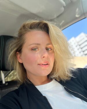 Paulina Chruściel Instagram - Jak to ważne nauczyć się i pozwolić życiu dryfować, czasem nie wiedząc dokąd, w strachu i wbrew wszystkiemu, wierząc że życie mimo wszystko zaprowadzi Nas w Nasze miejsca…tam gdzie powinniśmy być… 🦋 Dobrego dnia i zapraszam wieczorem do teatru.