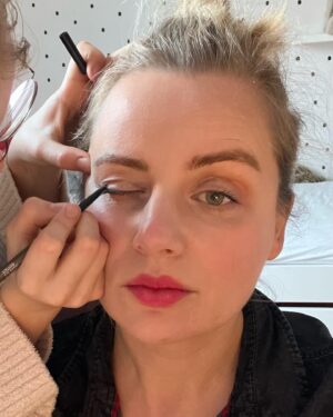 Paulina Chruściel Instagram - Bycie mamą zakłada , że wpiękne deszczowe popołudnia zamiast cudownego spaceru i kawy, dla radości innych bywasz  #makeupmum …No dobrze nie jest , ratunku😅🤨. Na szczęście jest już nowy odcinek @succession więc poniedziałkowy wieczór jest mój🥳  #home #modelmum #homemakeup
