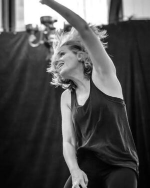 Paulina Chruściel Instagram - #międzynarodowydzieńteatru🎭 „Żeby ludzie raz zrozumieli, że sztuka to wyraz duszy - to by sztukę robili tak,  jak ptak śpiewa. Przestałaby ona być tą Zmorą i nie trzeba by było tyle o niej gadać. Ale ludziom ciągle się zdaje, że sztuka to jest coś z zewnątrz nas, do czego trzeba przewracać oczami, do czego trzeba dążyć, czemu się poświęcać lub z powodu czego trzeba ryczeć, upijać się i udawać rozpustnych , idealno- cynicznych  modernistów. A tu trzeba żyć i być szczerym” St.I. Witkiewicz.  Życzę Wam i Sobie przygody, pasji, radości, wolności w poszukaniu sposobów i odnajdowaniu  dróg do stawania się pełniejszym człowiekiem. Po to jest nam sztuka. #teatr #aktor #aktorka #scena #sztuka #pasja #internationaltheatreday #art #theatre #actor #actress #internationalteaterdag #journéeinternationaleduthéâtre #mezinárodnídendivadla #国際劇場の日 #hariteaterinternasional2023