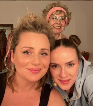 Paulina Chruściel Instagram - Dziękujemy @kieleckie_centrum_kultury za świetne przyjęcie naszych #osiemkobiet 💛 @ochteatr #osiemkobiet @zofiadomalik @emilakrakowska  Do zobaczenia😘