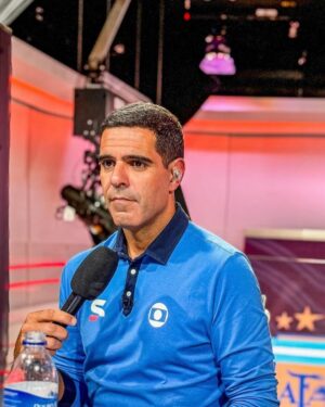 Paulo Andrade Instagram - Ontem encerrei o meu trabalho no mês das Copas. Quero agradecer a oportunidade de ter dividido tantas emoções com quem acompanhou pelo @sportv. 

Foi motivo de muita honra e responsabilidade vestir a camisa de um dos maiores grupos de comunicação do mundo em eventos tão importantes do futebol de seleções.

Já havia narrado algumas edições de Copa América, incluindo duas finais entre Brasil x Argentina (2007 e 2021), e procurei me preparar com afinco e total dedicação para levar ao ar o melhor possível, como se cada jogo fosse uma decisão. 

Depois de acompanhar 20 anos de futebol europeu, narrei a minha primeira Eurocopa, e foi legal demais, um gostinho de Copa do Mundo que eu não sentia havia alguns anos.

Foi uma maratona, mas acho que valeu a pena. O sentimento é de missão cumprida e mais um passo dado, na nova casa. 

Espero que as horas e horas de estudo, misturadas à emoção dos jogos, tenham trazido boas sensações a quem nos acompanhou por essas semanas.

Seguimos por mais, com humildade e trabalho. 

As fotos, que retratam momentos desse mês, são do craque @jordandssilva