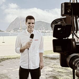 Paulo Andrade Instagram - Esse registro foi feito na minha última aparição ao vivo vestindo a camisa da ESPN. Foram mais de 20 anos. Impossível escolher "algumas fotos" que pudessem representar o que foram essas duas décadas no canal. Acredito que nem 20 mil fotos seriam capazes.

Não pretendo me alongar tanto, pois também sei que texto nenhum pode dimensionar a minha gratidão. Tudo parecerá pequeno e singelo demais.

Quanto orgulho, evolução, crescimento, aprendizado, quantas emoções a ESPN me proporcionou. Aquele moleque que pisou na redação pela primeira vez em outubro de 2003 se tornou um homem, um pai de família. Construiu amizades, colecionou conhecidos e colegas, e levará cada um deles no coração para sempre. 

Cada pedacinho de cada dia foi amadurecendo um casamento de cumplicidade e entrega. A sensação que tenho é de que dei absolutamente tudo o que podia entregar à ESPN, e ela me retribuiu à altura em forma de oportunidades oferecidas e sonhos realizados. 

Hoje saio. Escolhi viver um novo desafio. Com saudade, mas cheio de energia para o que vem pela frente. Sei que terei os "torcedores dos canais ESPN" me acompanhando e vibrando pelo meu sucesso, assim como serei eternamente um "fã de esporte" do lado de cá da tela. 

Obrigado, especialmente, ao @ultrajano, que me abriu as portas da empresa e tanto me ensinou, e ao João Simões, que me deu a tranquilidade necessária neste momento de mudança de ares. Através dos nomes deles, estão representadas todas as figuras importantes e fundamentais que me ajudaram a trilhar esse caminho inesquecível, que hoje se torna "passado", mas de legado indestrutível.

Eu sempre serei, recheado de satisfação, o Paulo Andrade, que por tanto tempo teve o privilégio e responsabilidade de vestir uma camisa tão importante e pesada. 

Obrigado, ESPN. Te amo. ❤️