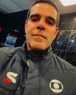 Paulo Andrade Instagram - Rumo ao Rio de Janeiro. Semana de narração de clássico do Brasileirão (BOTAFOGO x FLUMINENSE, nesta terça), primeiros jogos da EURO 2024, e na semana que vem, Copa América. 

Satisfação e responsabilidade enormes de representar o Grupo Globo em eventos tão importantes. Dedicação, trabalho, trabalho e mais trabalho pela frente.

Vai ser bom demais! 🔥🔥

#euro2024 #copaamerica #brasileirão #globo #sportv #premiere
