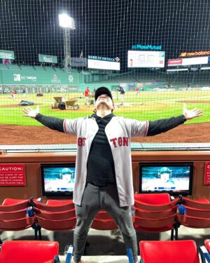 Paulo Antunes Instagram - Dia muito especial ontem no Fenway Park. Primeiro que o time mais vencedor do século venceu mais um jogo. 

Segundo que a Juliana adorou o estádio mais charmoso do mundo e a experiência de curtir um jogo em Boston (ela que me pediu pra ir). Hehe.

Cantamos Sweet Caroline, tomamos uma cervejinha e os Red Sox amassaram os Giants. Noite perfeita. #redsox #mlb #sweetcaroline #baseball