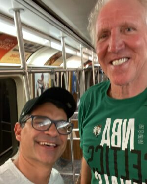 Paulo Antunes Instagram - Bill Walton faleceu nesta ultima segunda-feira aos 71 anos. Ele foi um dos maiores pivôs de todos os tempos e peça fundamental do título dos Celtics em 1986.

Tive o prazer de bater um papo de uns 5-7 minutos com ele no metrô de Boston logo depois do jogo 3 das Finais de 2022. Falávamos sobre o roubo do Larry Bird vs Detroit em 1987 enquanto uma equipe da NBA filmava Bill interagindo comigo e mais uma pessoa. 

Walton sempre foi uma figura muito especial. Como comentarista, ele falava o que sentia, sem medo, muitas vezes com colocações polêmicas. 

Em quadra, era um jogador dominante… antes de sofrer com “N” lesões. Em 1977, Walton  ajudou o Portland Trailblazers a vencer o seu único título. 

Fora de quadra, ele tinha o carisma e personalidade que traziam uma química  muito importante pra qualquer vestiário. Quer dizer, o cara conseguiu levar o time inteiro dos Celtics para um show do Grateful Dead!

A NBA perdeu uma lenda hoje. #BillWalton #NBA #nbabrasil