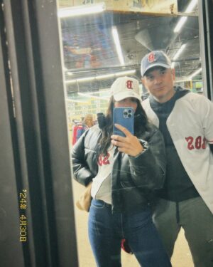 Paulo Antunes Instagram - Dia muito especial ontem no Fenway Park. Primeiro que o time mais vencedor do século venceu mais um jogo. 

Segundo que a Juliana adorou o estádio mais charmoso do mundo e a experiência de curtir um jogo em Boston (ela que me pediu pra ir). Hehe.

Cantamos Sweet Caroline, tomamos uma cervejinha e os Red Sox amassaram os Giants. Noite perfeita. #redsox #mlb #sweetcaroline #baseball