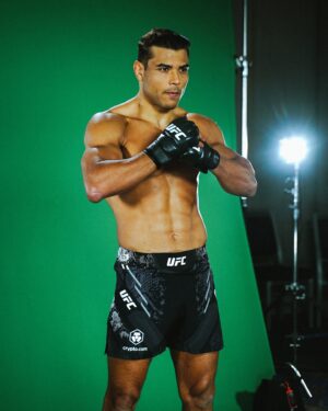 Paulo Costa Instagram - Checking out the new armor! 💪🏻🧃🇲🇽🇧🇷

🇧🇷 Checando a nova armadura! 💪🏻

📸 @carlostorresfilms 

#UFC #UFC302 #SecretJuice