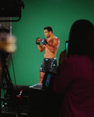 Paulo Costa Instagram - Checking out the new armor! 💪🏻🧃🇲🇽🇧🇷

🇧🇷 Checando a nova armadura! 💪🏻

📸 @carlostorresfilms 

#UFC #UFC302 #SecretJuice