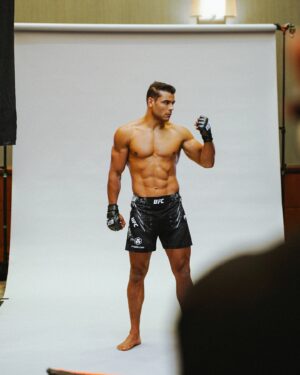 Paulo Costa Instagram - Checking out the new armor! 💪🏻🧃🇲🇽🇧🇷

🇧🇷 Checando a nova armadura! 💪🏻

📸 @carlostorresfilms 

#UFC #UFC302 #SecretJuice