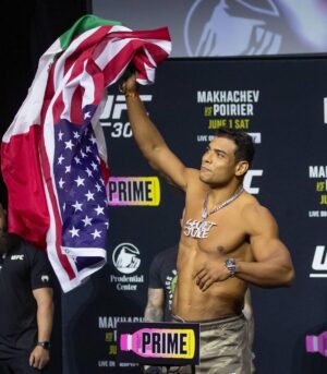 Paulo Costa Instagram - It’s Fight Day! Is today! 🔥🧃

I want to thank all the people who are with me in this battle!
My family, my team, my sponsors and partners and especially my fans! That makes this journey happier and more fun! Vamos mi hermanos! 

Thank you @500.casino for all support! 

🇧🇷 É Dia da luta! É hoje! 🔥🧃

Quero desde já agradecer a todas as pessoas que estão comigo nessa batalha!
Minha família, meu time, meus patrocinadores e parceiros e principalmente aos meus fãs! Que fazem dessa jornada mais feliz e divertida! Vamos mi hermanos!

#SecretJuice #UFC302 #ufc