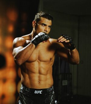 Paulo Costa Instagram - It’s Fight Day! Is today! 🔥🧃

I want to thank all the people who are with me in this battle!
My family, my team, my sponsors and partners and especially my fans! That makes this journey happier and more fun! Vamos mi hermanos! 

Thank you @500.casino for all support! 

🇧🇷 É Dia da luta! É hoje! 🔥🧃

Quero desde já agradecer a todas as pessoas que estão comigo nessa batalha!
Minha família, meu time, meus patrocinadores e parceiros e principalmente aos meus fãs! Que fazem dessa jornada mais feliz e divertida! Vamos mi hermanos!

#SecretJuice #UFC302 #ufc
