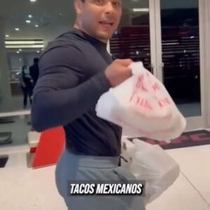 Paulo Costa Instagram - Man, there’s no way to resist! He lost again! 🥷🇲🇽🌮🧃

(or not 😂)

#ufc #mma #secretjuice #meme