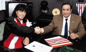 Paulo Futre Instagram - Un maravilloso día como hoy hace 35 años empezó mi historia con el Atlético de Madrid ❤️🤍❤️