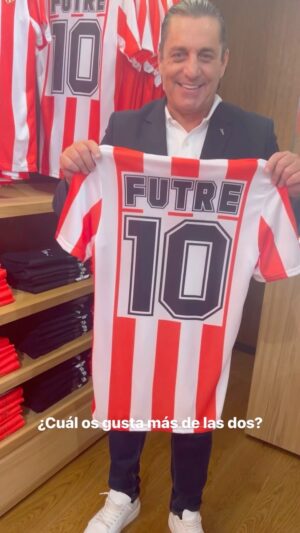 Paulo Futre Instagram - ¿Cuál les gusta más de las dos? 🤔En breve habrá novedades…estén atentos 😉🔟 

#AupaAtleti #AtleticoDeMadrid #CivitasMetropolitano #80s #Retro #Futre #10