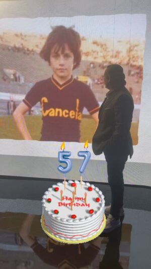 Paulo Futre Instagram - Hoy cumplo 57 años, amigos. ¡57! Suelo bromear con que el VAR me revise el DNI. Esta vez no, porque como me toque el del derbi, me pone 10 años más (¡por lo menos!) 😂

Muchas gracias e muitos obrigados por vuestro cariño en todo este tiempo, y en especial en este año tan complicado ❤️🙏 #28Feb #1966 #Birthday