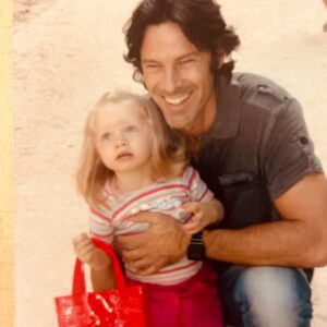 Paulo Pires Instagram - A bonequinha do Pai faz 20 anos 😱❤️