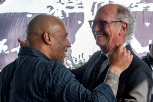 Paulo Roberto Falcão Instagram - Hoje me despedi do Rei Pelé lembrando das boas histórias que passamos juntos. Edinho me recebeu com um abraço e a simpatia que certamente herdou de seu pai. Quem se despede de nós neste momento é o Edson. O Pelé continuará presente para sempre. 👑
.

Oggi ho detto addio al Re Pelé ricordando delle belle storie che abbiamo vissuto insieme. Edinho mi ha ricevuto con un'abbraccio e la simpatia che sicuramente ha ereditato dal suo padre. Chi salutaci in questo momento è Edson. Pelé continuerà presente per sempre. 👑