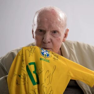 Paulo Roberto Falcão Instagram - É com imenso pesar que recebo a notícia do falecimento de um dos maiores treinadores, líderes e pioneiros da história do futebol brasileiro. Muito obrigado por tudo, Velho Lobo. Com certeza você vai continuar a treinar uma Seleção de estrelas no céu.