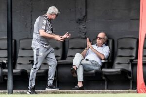 Paulo Roberto Falcão Instagram - Para os que gostam de imagens dos bastidores. Entre um jogo e outro conversamos muito para deixar o time bem alinhado e pronto para o próximo desafio. Construir uma nova cultura em um time é um trabalho complexo, que exige muito diálogo.
///
Per coloro a cui piacciono i filmati dietro le quinte. Tra una partita e l'altra abbiamo parlato molto per allineare bene la squadra e prepararla alla prossima sfida. Costruire una nuova cultura in un team è un lavoro complesso che richiede molto dialogo.