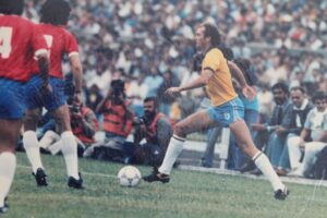 Paulo Roberto Falcão Instagram - Esta foto é uma excelente ilustração do que eu acredito que deve ser a postura de um jogador em campo, principalmente um volante ou meia de criação. Avançando com a cabeça erguida, já procurando espaços a frente para passar a bola a um companheiro, mas sempre ciente da aproximação do marcador adversário.

///

Questa foto è un'eccellente illustrazione di quello che secondo me dovrebbe essere la postura di un giocatore in campo, in particolare un centrocampista difensivo o un centrocampista. Avanzando a testa alta, già alla ricerca di spazi davanti per passare palla a un compagno, ma sempre consapevole dell'avvicinarsi del marcatore avversario.