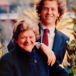 Paulo Roberto Falcão Instagram - Eu tive muita sorte em ter a Dona Azise como fiel companheira a cada passo do meu caminho. Com essa foto, transmito para vocês muito amor e desejo um Feliz Dia das Mães para as tantas famílias que contam com heroínas como a minha.