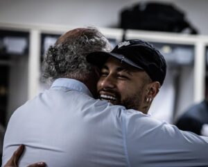 Paulo Roberto Falcão Instagram - Um abraço forte em um eterno Menino da Vila e um encontro de Falcões. Foi um prazer ver vocês, @neymarjr e @falcao12oficial.
.

Un forte abbraccio in un eterno Menino da Vila e un incontro di Falchi. È stato un piacere vederti @neymarjr e @falcao12oficial.