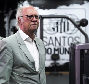 Paulo Roberto Falcão Instagram - O Rei de Roma no time do Rei! 🤴🏿