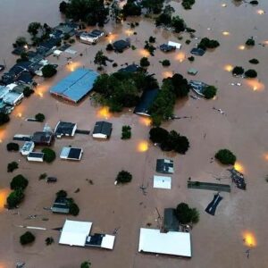 Paulo Roberto Falcão Instagram - O Rio Grande do Sul precisa da solidariedade de todos por conta dos efeitos da chuva. Estamos vivendo uma tragédia histórica, e por isso peço que todos que possam ajudar, no Brasil e no mundo inteiro, o façam. 

Busquem os canais oficiais, oferecidos pelo Governo Estadual, para fazer doações financeiras, de alimentos, agasalhos e roupas de cama.  A solidariedade tem que ser mais forte que nunca, para superarmos essa calamidade pública.
.
Il Rio Grande do Sul bisogna la solidarietà di tutti a causa degli effetti della pioggia. Stiamo vivendo una tragedia storica ed è per questo che chiedo a tutti coloro che possono aiutare, nel Brasile o nel mondo, lo faccia, per favore. 

Cercate ai canali ufficiali, offerti dal Governo dello Stato, per donazioni finanziarie, del cibo, dei beni e del vestiario. Che la solidarietà sia sempre più forte, affinché si possa superare questa calamità pubblica.