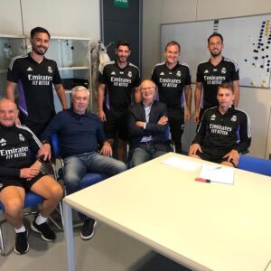 Paulo Roberto Falcão Instagram - Foi realmente um privilégio acompanhar a preparação dos atletas do Real Madrid, observado o trabalho do meu querido amigo Carlo Ancelotti e sua equipe. Deixo aqui alguns registros, sem revelar muito, de um dos treinos táticos dos quais participei.

///

È stato davvero un privilegio accompagnare la preparazione degli atleti del Real Madrid, osservando il lavoro del mio caro amico Carlo Ancelotti e della sua squadra. Lascio qui alcuni resoconti, senza svelare troppo, di uno degli allenamenti tattici a cui ho partecipato.