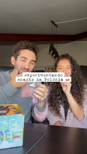 Paulo Sousa Instagram - experimentando snacks da Polónia 🇵🇱 @deborategomes